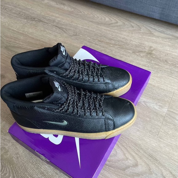 NIKE; ZOOM BLAZER MID PREMIUM ’BLACK GUM JEWEL’ - Picture 7 of 8